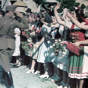 A bevonuló magyar honvédség üdvözlése- 1940 (Forrás: Fortepan)
